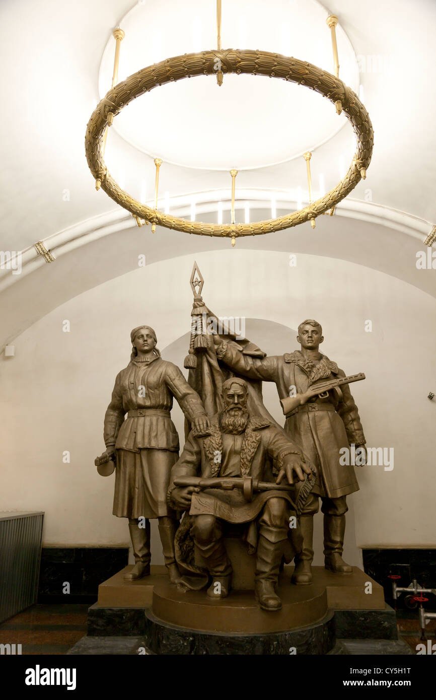 Skulptur des weißrussischen Partisanen am u-Bahnhof Belorusskaya, Moskau Stockfoto