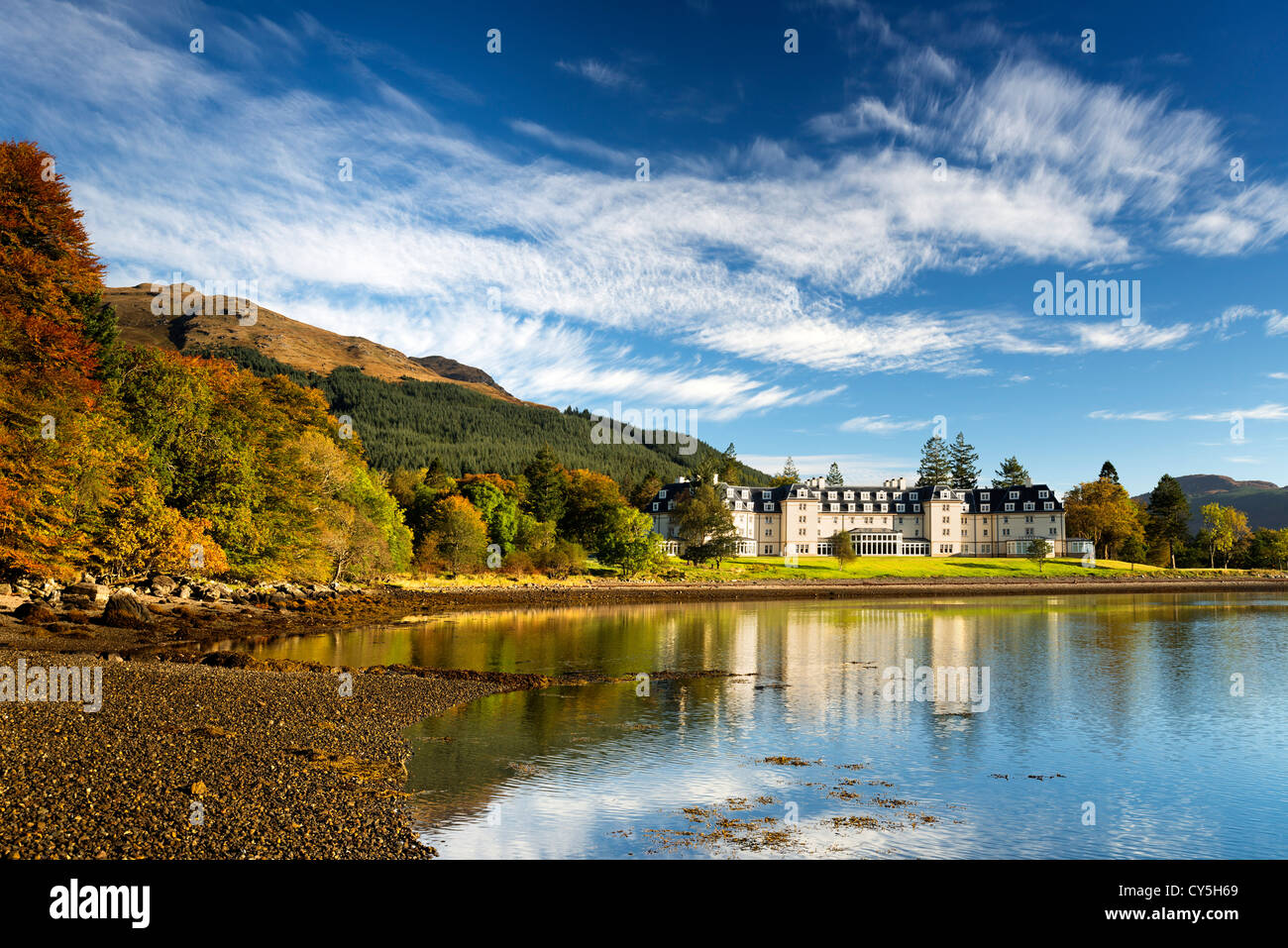 Ein Blick auf das Ardgartan-Hotel am Ufer des Loch Long Stockfoto