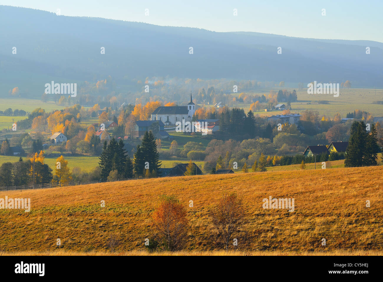 Herbstliche Berglandschaft polnisch-tschechischen Grenze in der Nähe von Bartosovice und Mostowice Dörfer niedriger Schlesien Polen Stockfoto