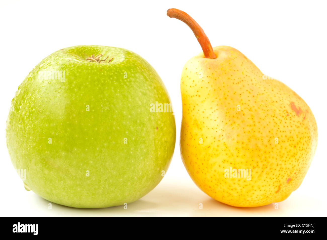 Grüner Apfel und Birne auf weißem Hintergrund Stockfoto