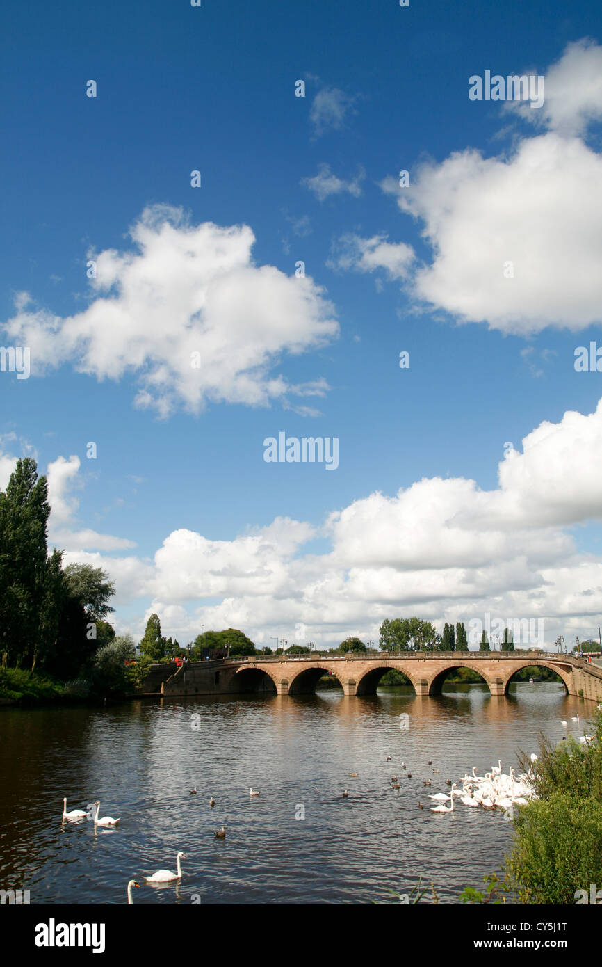 Weiße Wolken sammeln über Fluss Severn Worcester Worcestershire England UK Stockfoto