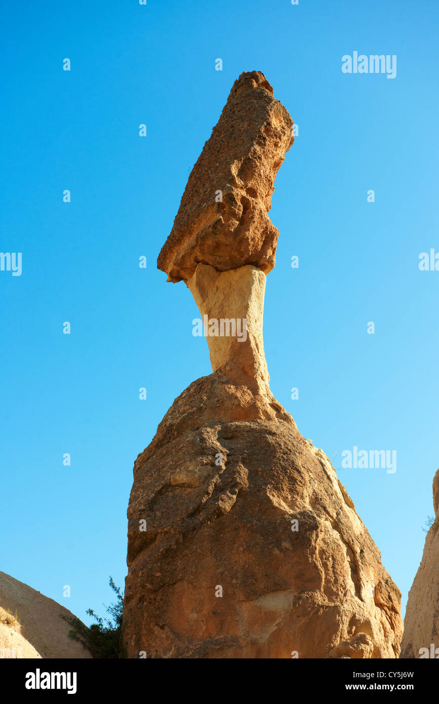 Die Feen Schornsteinfelsen und Felspfeiler des „Pasabag-Tals“ in der Nähe von Goreme, Kappadokien, Nevsehir, Türkei Stockfoto