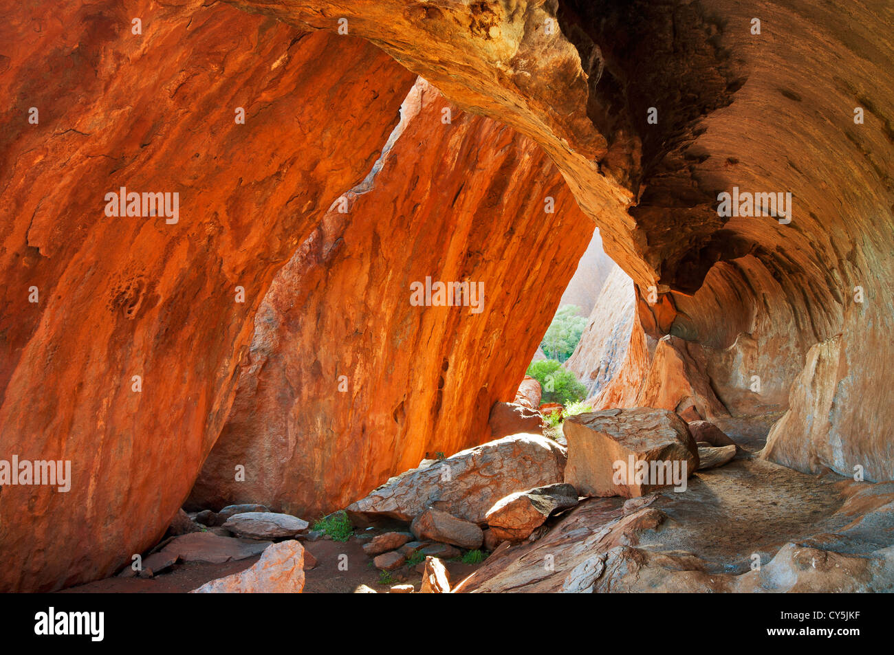 Glühende Felswände in einer Höhle am Uluru. Stockfoto