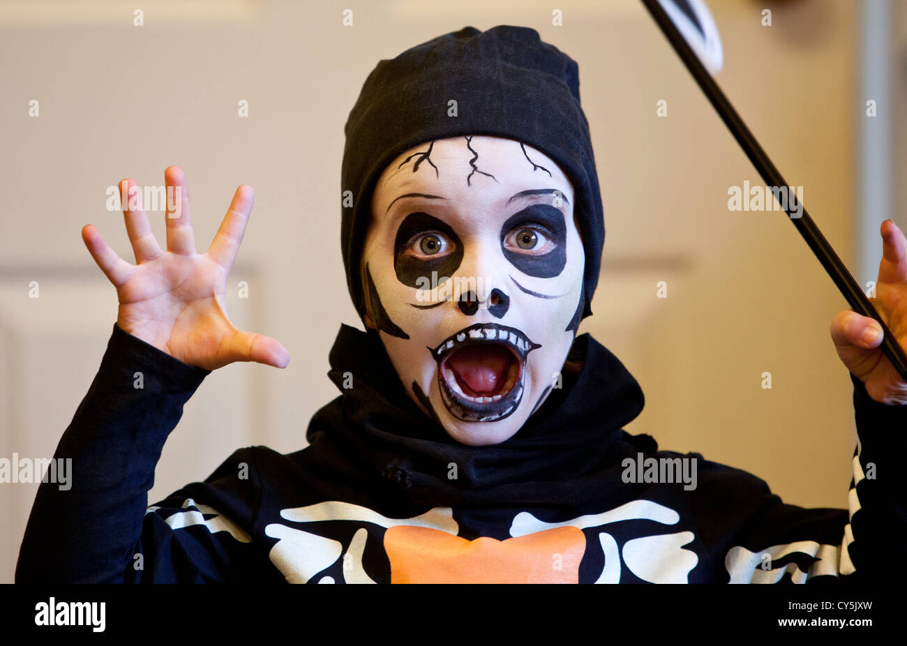 Halloween Gesicht, junges Kind mit Gesicht gemalt, furchtsames Gesicht Halloween, Kostüme für Kinder, halloween kostüm Ideen, jungen Halloween Kostüme. Stockfoto