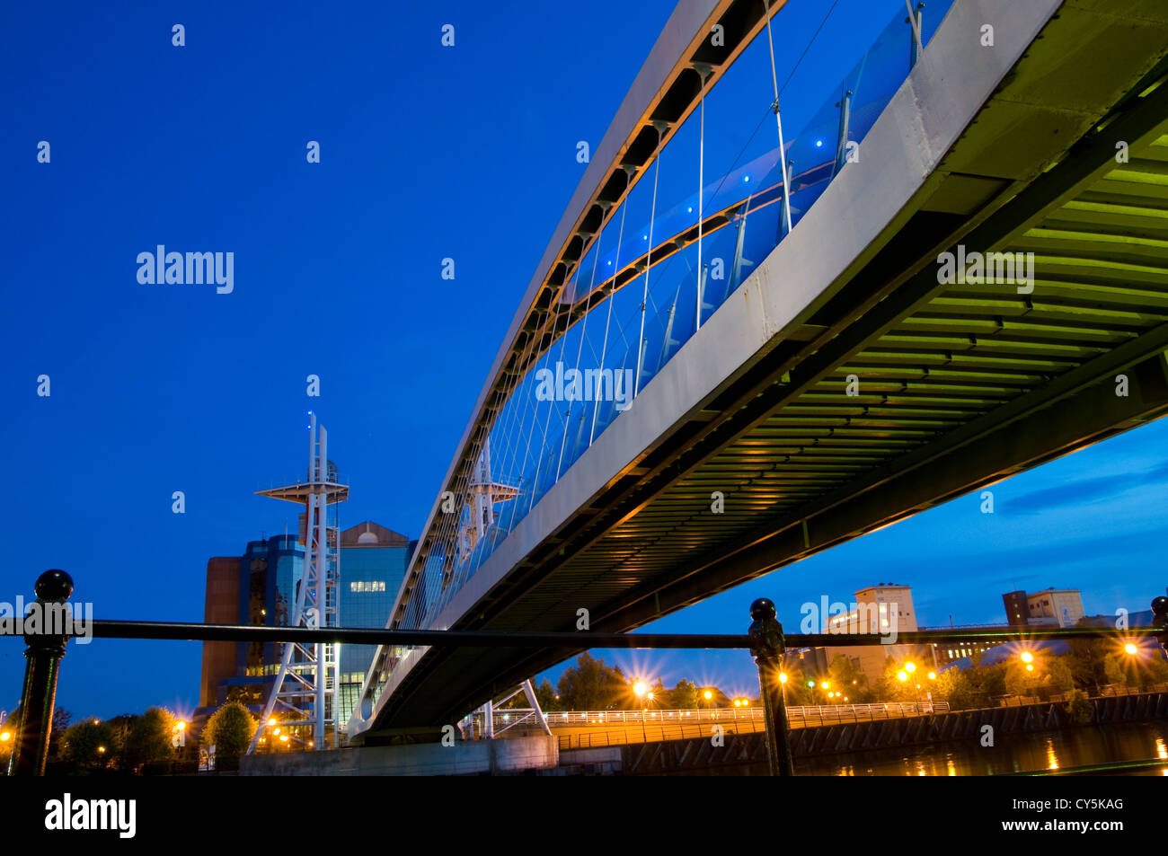 Ansicht der Unterseite der Millennium Bridge Manchester in Salford Quays Stockfoto
