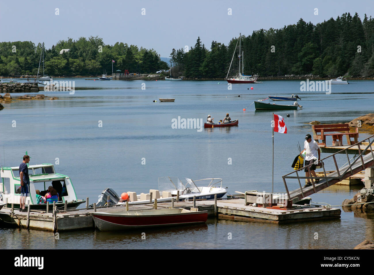 Kanada Nova Scotia Halifax Atlantic Coast St. Margarets Bay Seeprovinzen Sonntag Bootsfahrer kanadische Flagge Stockfoto