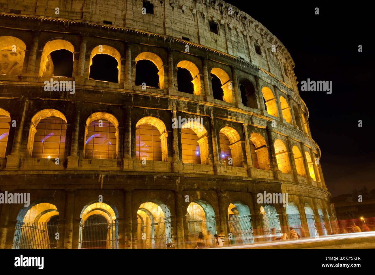 Kolosseum Rom in der Nacht beleuchtet Stockfoto