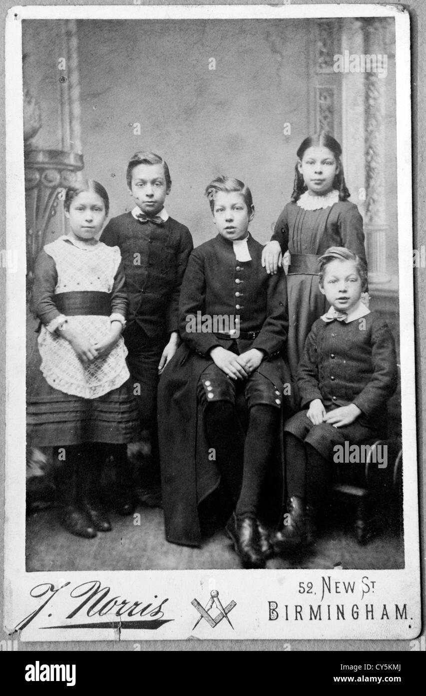 Edwardianisches viktorianisches Studioportrait von Kindern Brüder und Schwestern. Das ältere Kind trägt die Blue Coat Schuluniform. Birmingham UK um 1900er HOMER SYKES. Stockfoto