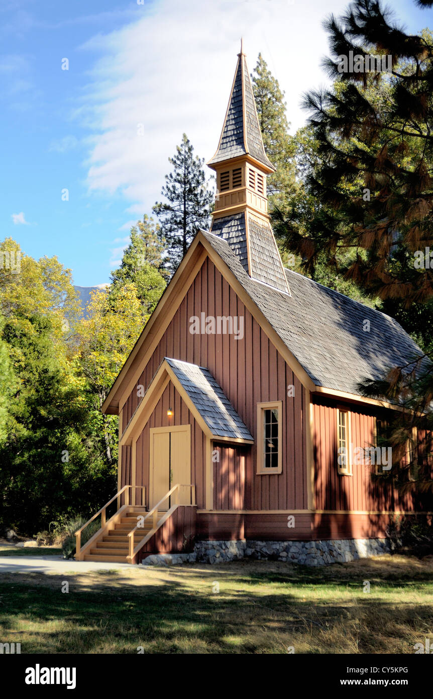 Yosemite Valley Kapelle. Eine kleine traditionelle New England Stil Kapelle befindet sich im Yosemite-Nationalpark, Kalifornien Stockfoto