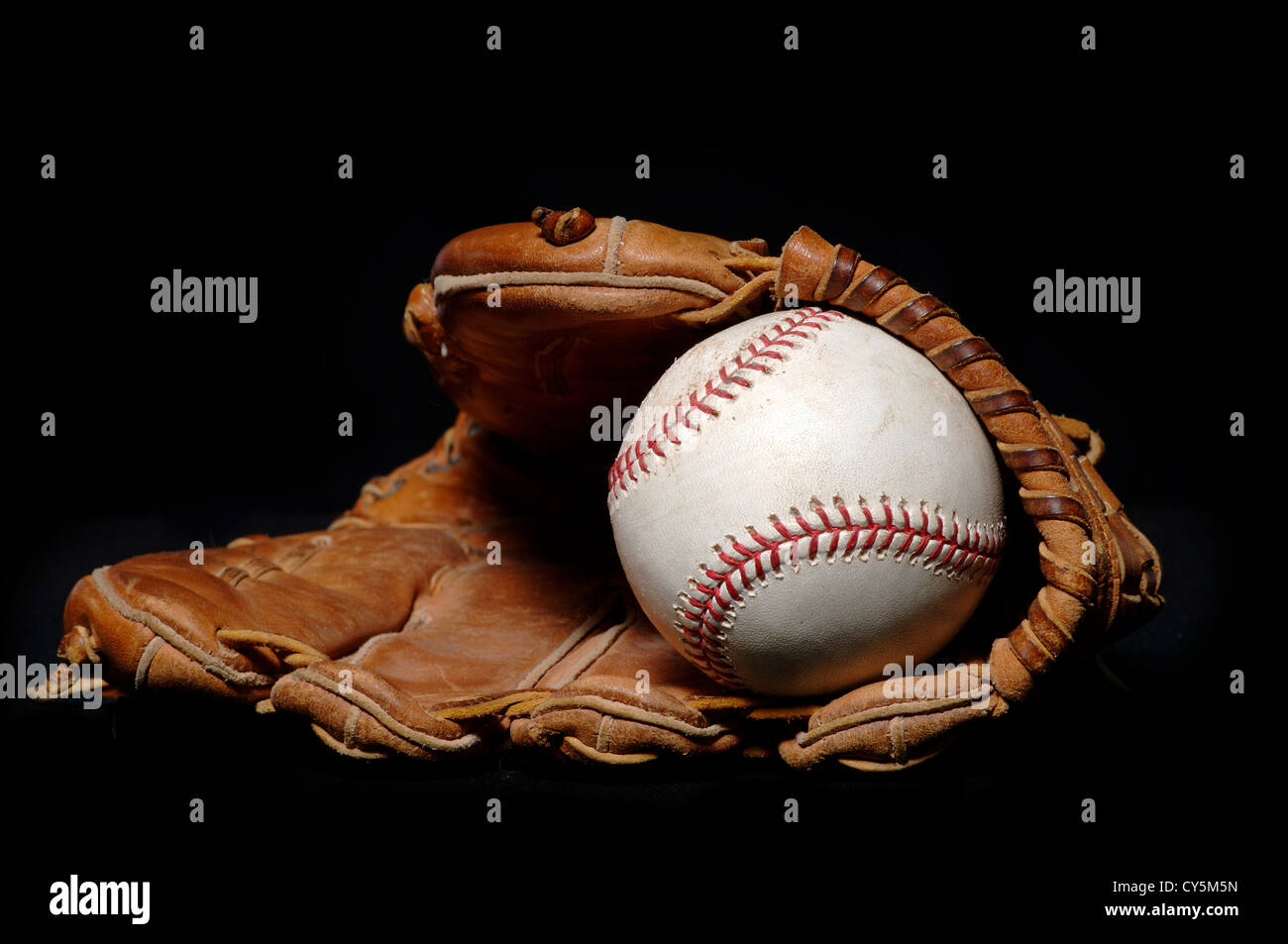 Baseball und Handschuh auf schwarz Stockfoto