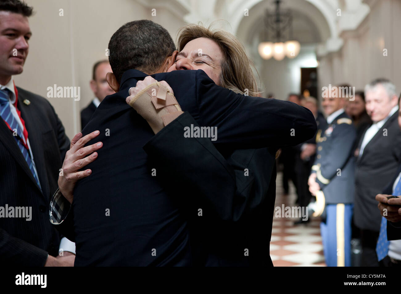 US Präsident Barack Obama umarmt Liz Sherwood-Randall, Senior Director für europäische Angelegenheiten am College Green 23. Mai 2011 in Dublin, Irland. Stockfoto