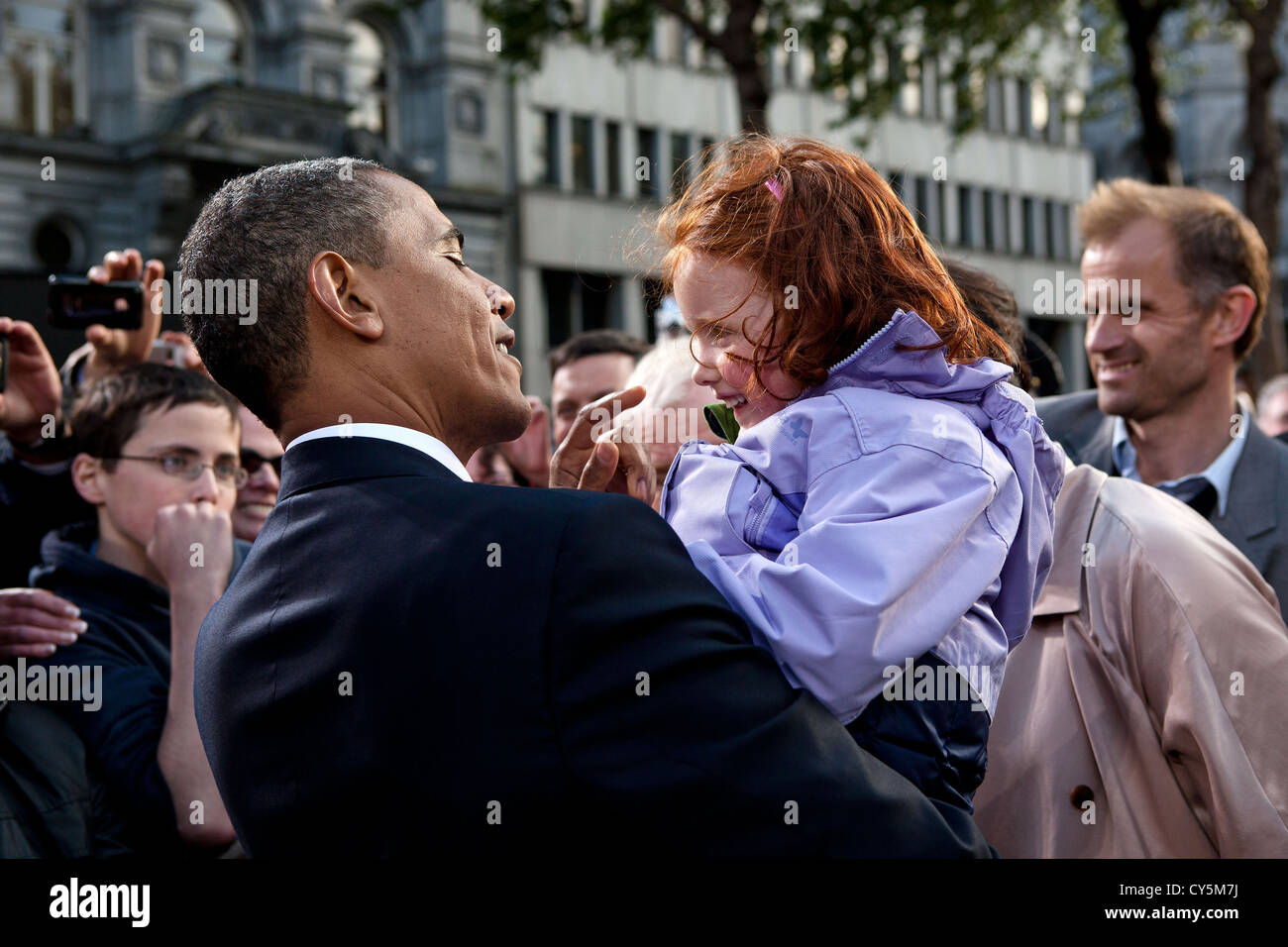 US-Präsident Barack Obama begrüßt ein kleines Mädchen, das nach seinen Ausführungen während der irischen Feier am College Green 23. Mai 2011 in Dublin, Irland. Stockfoto