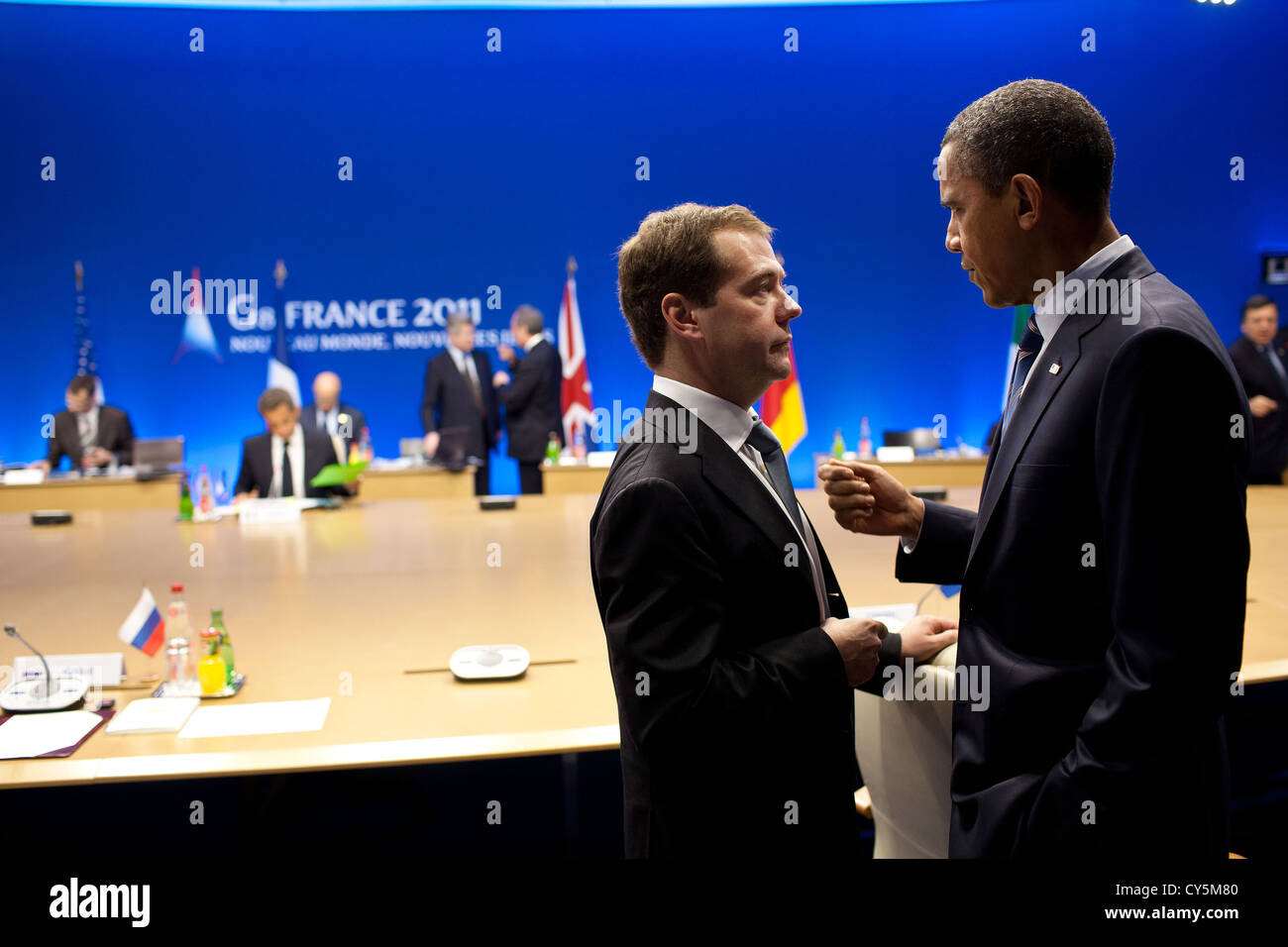 US-Präsident Barack Obama spricht mit russischen Präsidenten Dmitry Medvedev während des G8-Gipfels 27. Mai 2011 in Deauville, Frankreich. Stockfoto