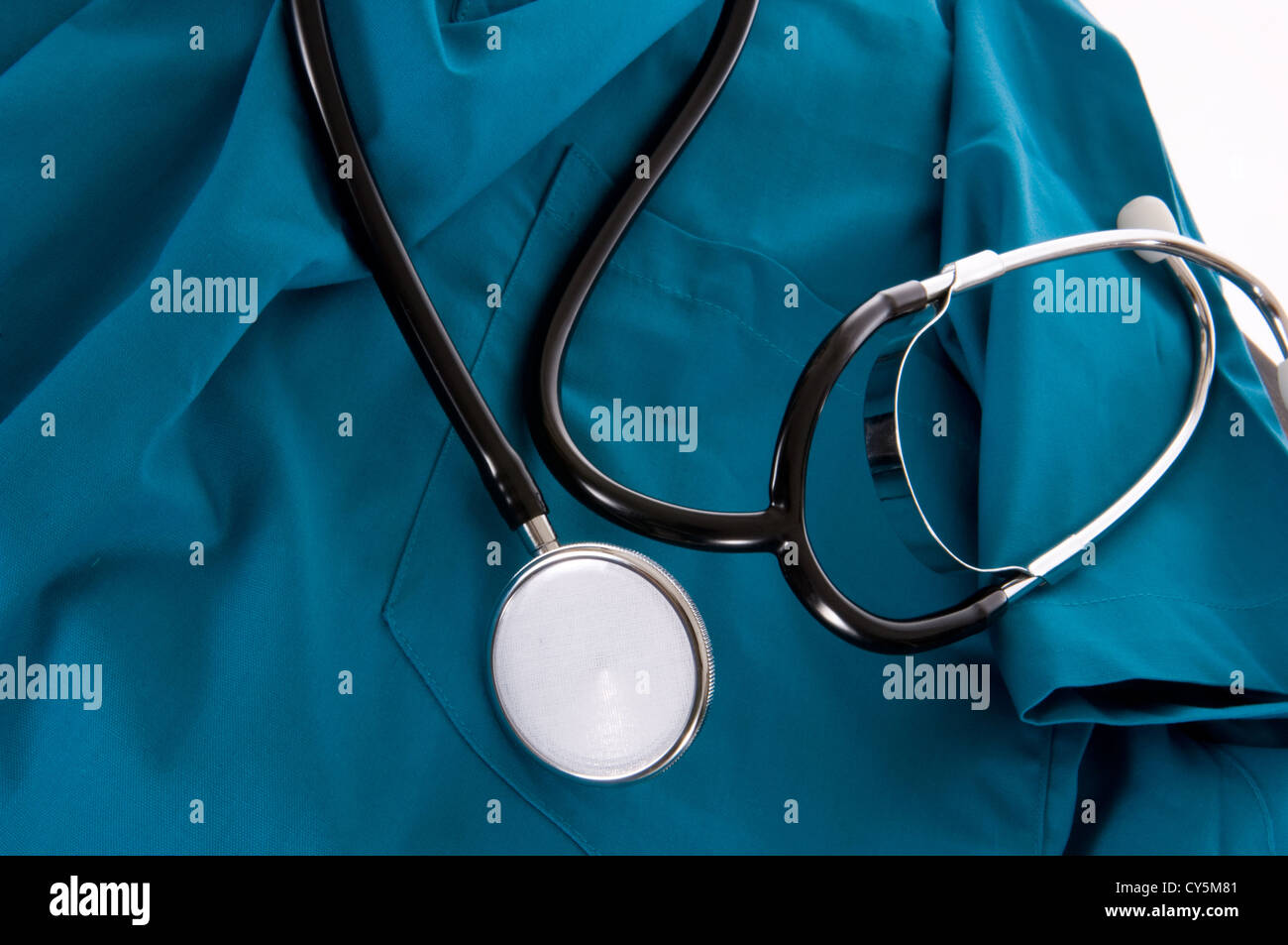 Medizinische Versorgung - Stethoskop auf grüne scheuert auf weißem Hintergrund Stockfoto