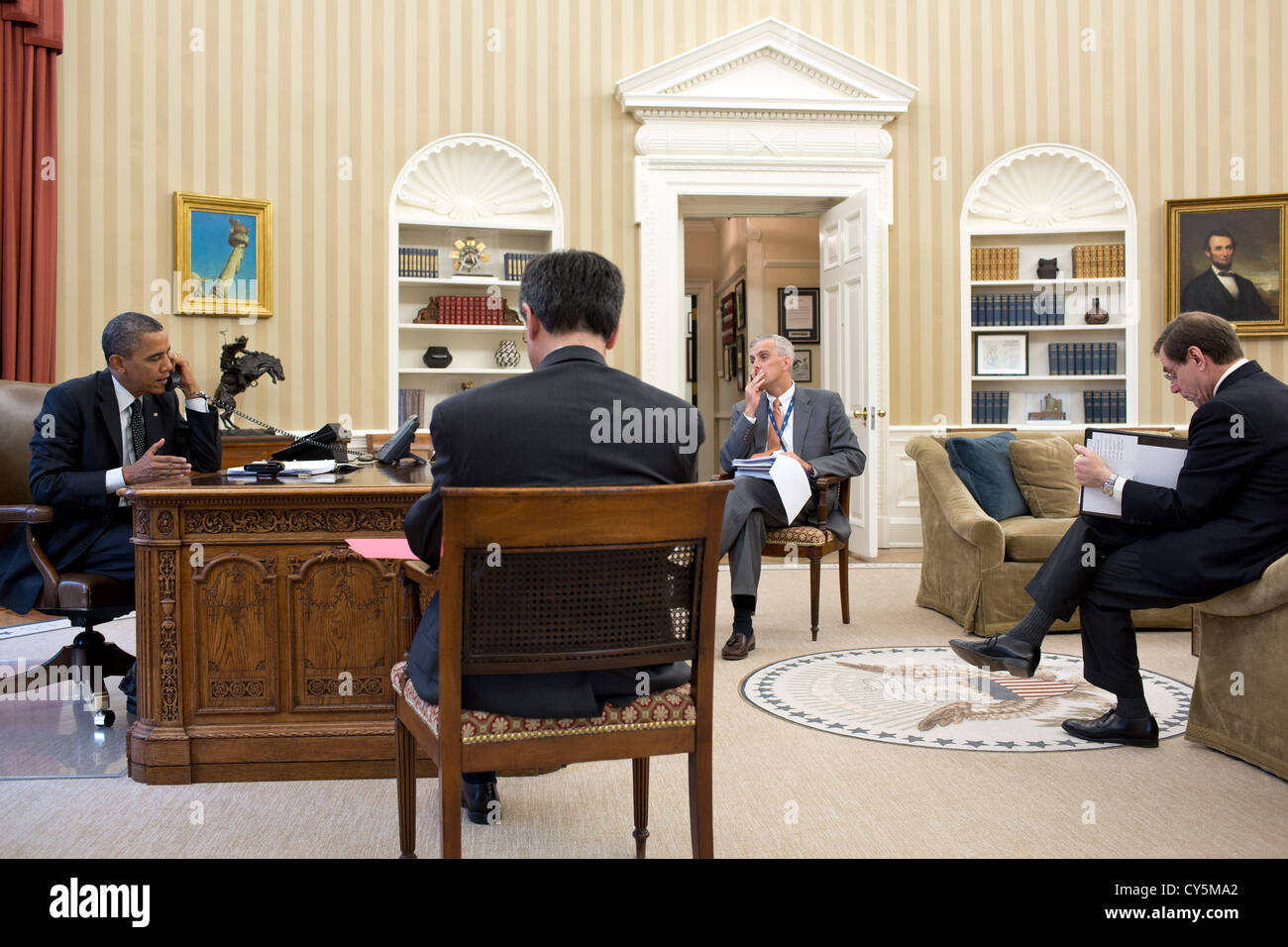 US-Präsident Barack Obama hat einen ausländischen Führer Anruf 20. August 2012 im Oval Office des weißen Hauses. Im Bild von links sind Stabschef Jack Lew; Stellvertretende National Security Advisor Denis McDonough; und Steve Simon, Senior Director für Nahost und Nordafrika. Stockfoto