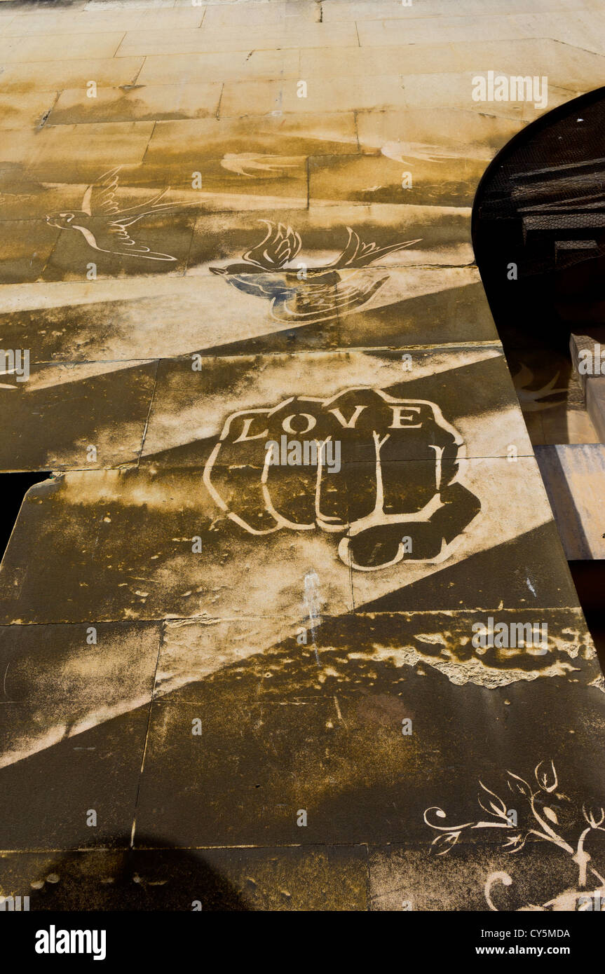 "Durchhalten für einen Helden" street-Art an den Wänden des ehemaligen Polizei Hauptbahnhof, Nelson Street, Bristol, UK. Stockfoto