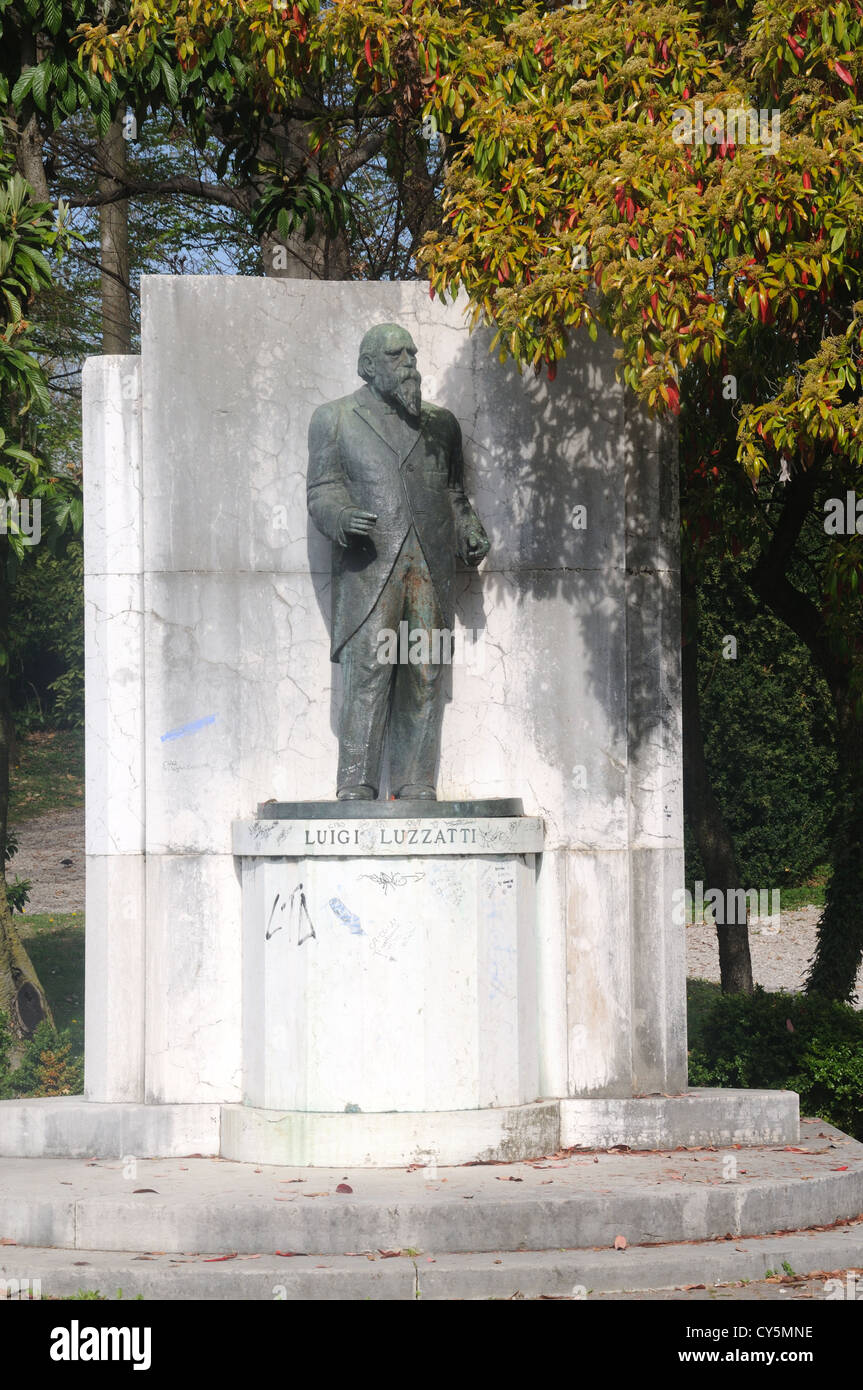 Statue von Luigi Luzzatti (1841-1927), Premierminister von Italien 1910-11 in den Giardini Pubblici in Oderzo, Veneto, Italien Stockfoto