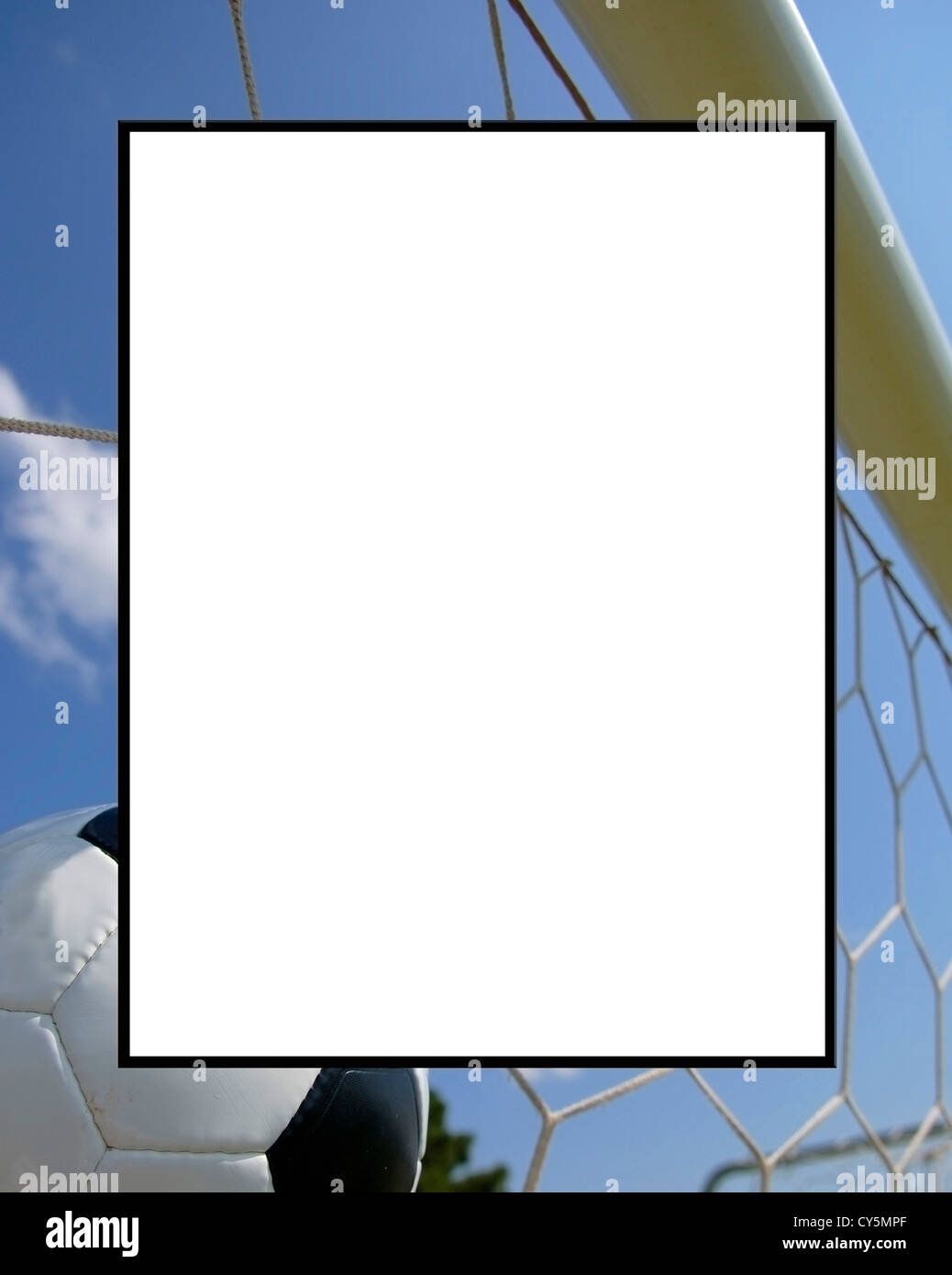 Soccer Ball im Tor mit blauem Himmel Hintergrund Rahmen mit Pfad Stockfoto