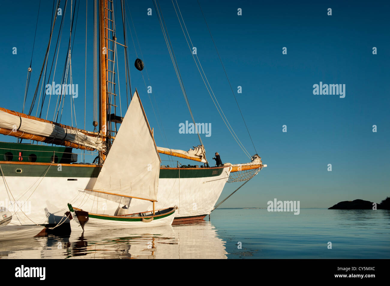 Die Großsegler 'Zodiac' und ein kleines Segelboot Anker von Shaw-Insel in der San-Jaun-Inseln des Puget Sound, Washington, USA. Stockfoto