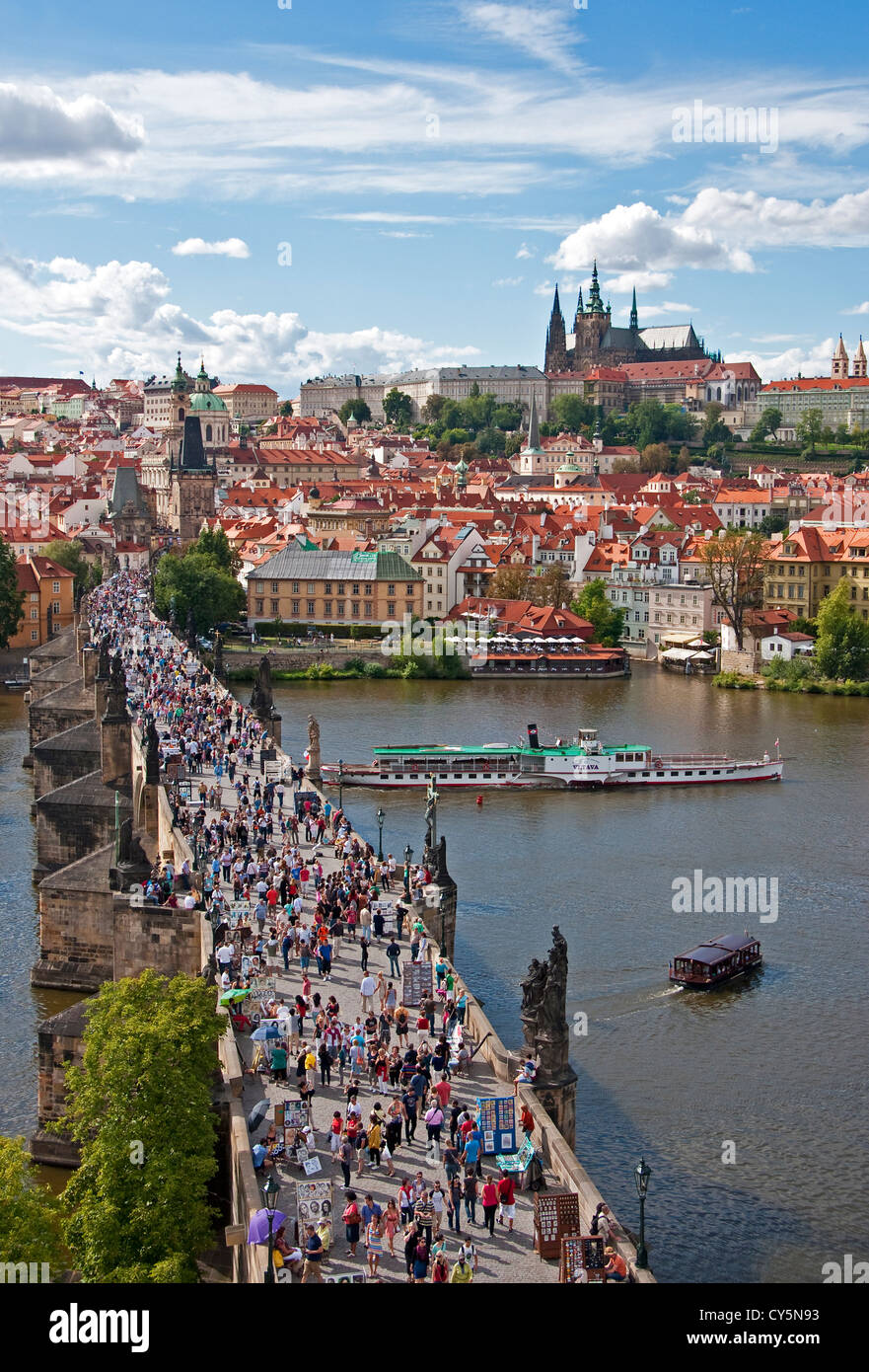 Karlsbrücke überfüllt mit Fußgängern mit Prager Burg oben Stockfoto