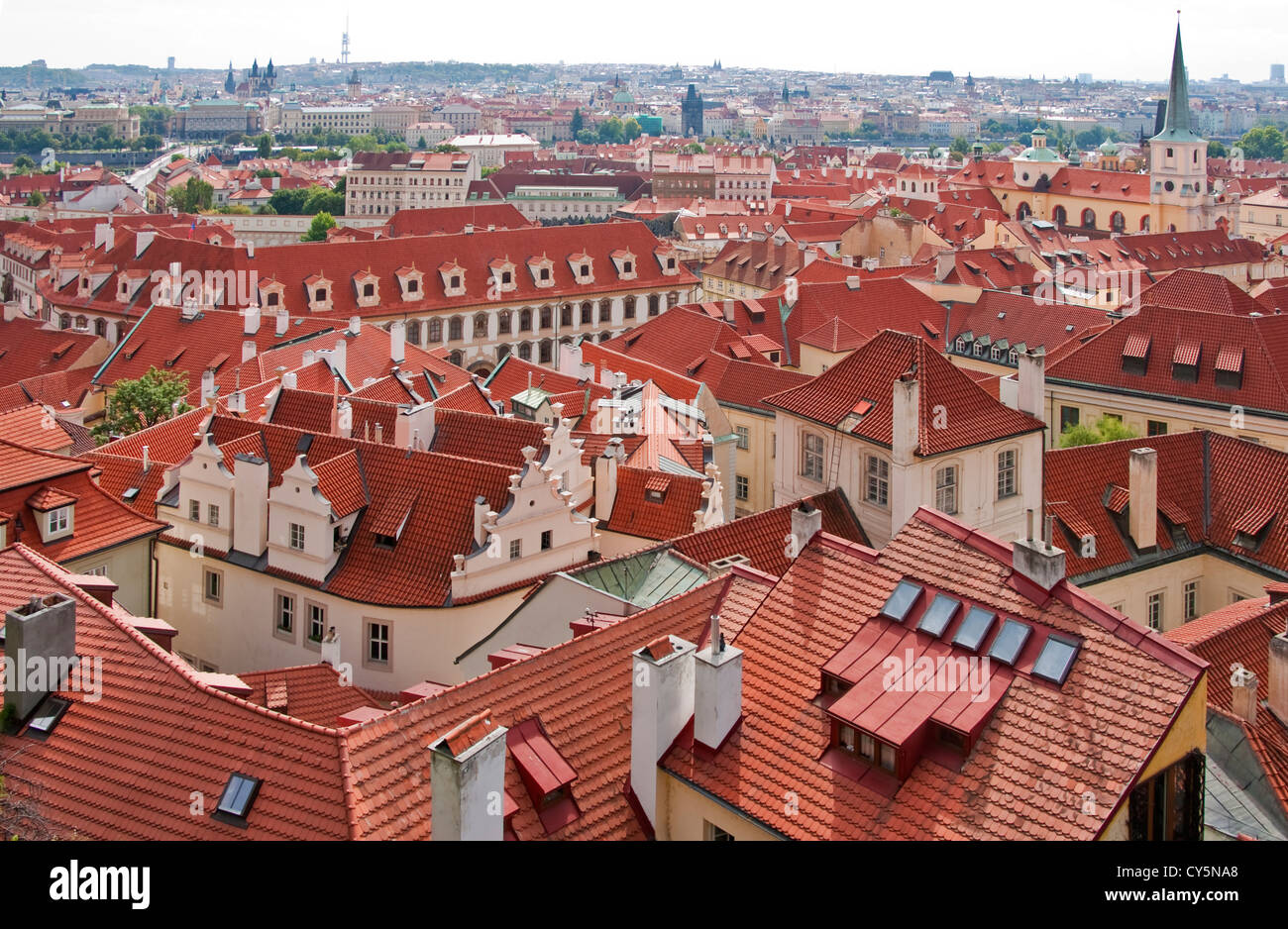 Rote Ziegel Dächer der Prager Kleinseite (Mala Strana) Stockfoto