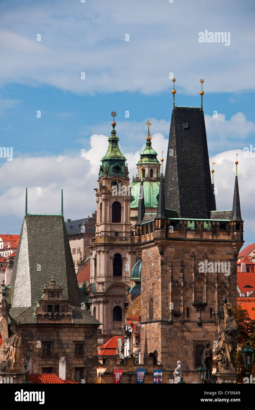 Prager weniger (Mala Strana) Brückenturm und St. Nikolaus Kirche Stockfoto
