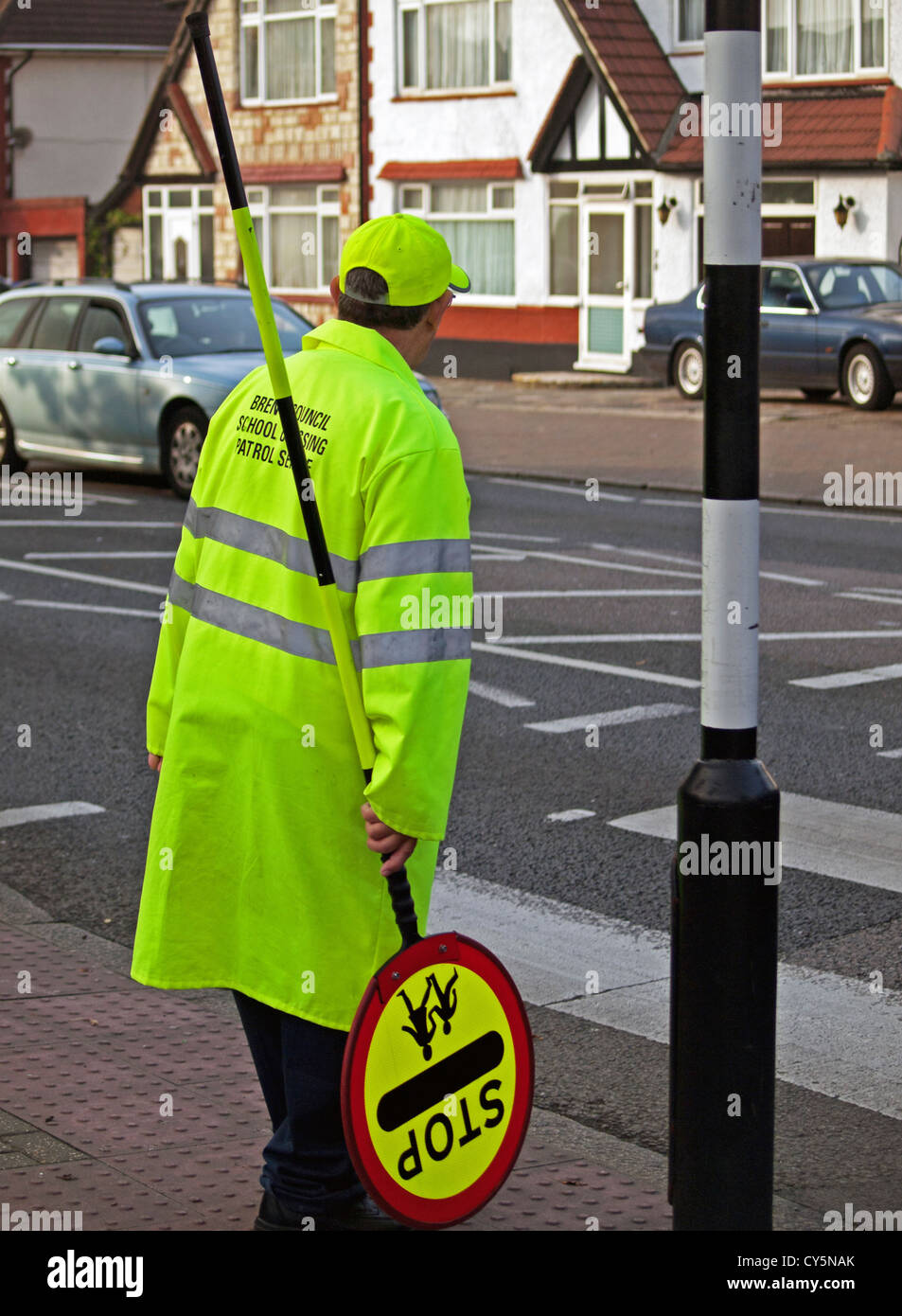 Schule überqueren Patrouillen (Lollipop-Mann), Wembley, London, England, Vereinigtes Königreich Stockfoto