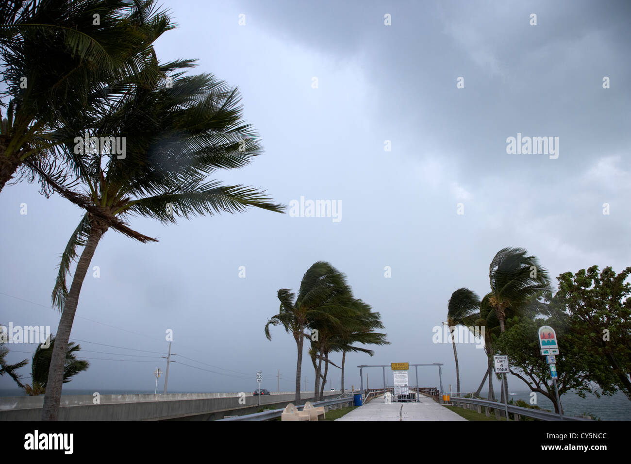 Dunkle Regenwolken wehen über den sieben Meilen langen Brücken-Marathon Key florida Keys usa Tropensturm plötzliches schlechtes Wetter nähert sich Stockfoto