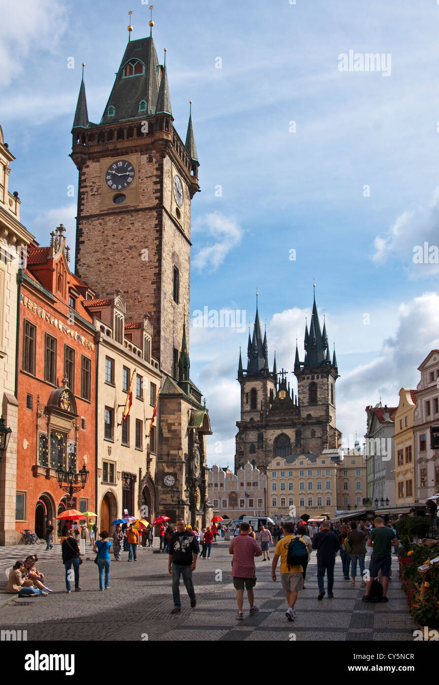 Prager Altstädter Ring Wahrzeichen der Rathausturm auf der linken Seite und Teynkirche im Heck Stockfoto