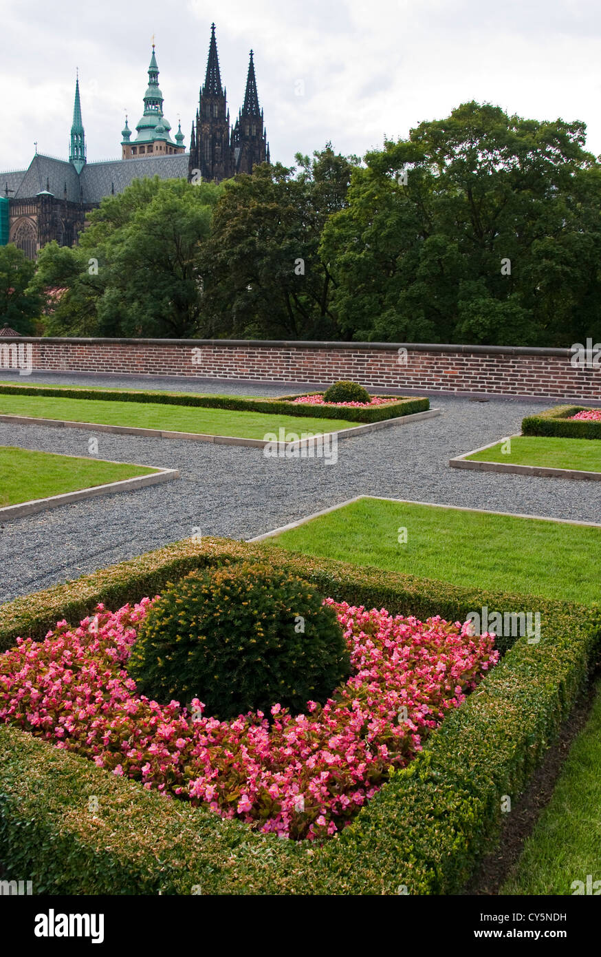 Royal Garden auf die Prager Burg (Hradschin) mit St. Vitus Cathedral im Hintergrund Stockfoto