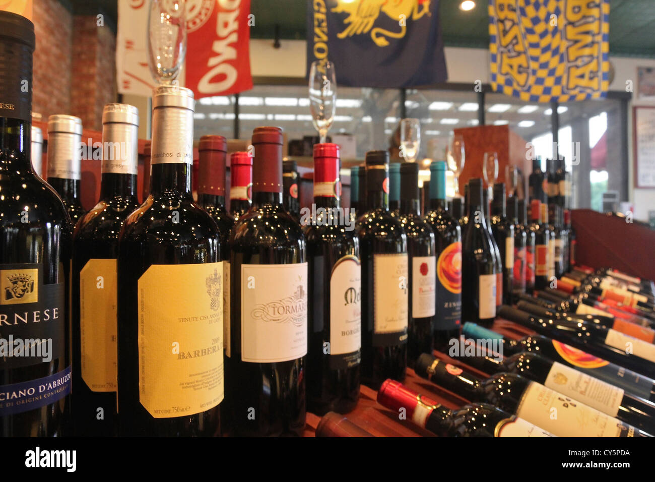 Wein zum Verkauf an Mandolas italienischen Markt, Austin, Texas Stockfoto