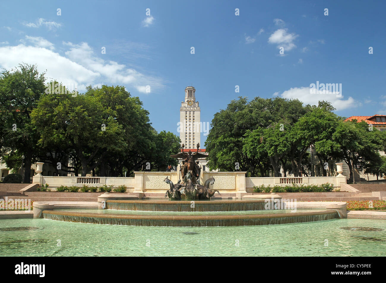 Littlefield Brunnen, University of Texas in Austin, UT Tower im Hintergrund, Austin, Texas Stockfoto