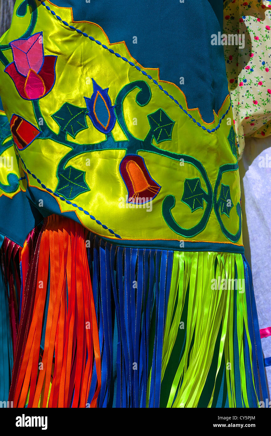 Bunte Strick- und Streamer auf ein Chumash Indianerin Kleid Stockfoto