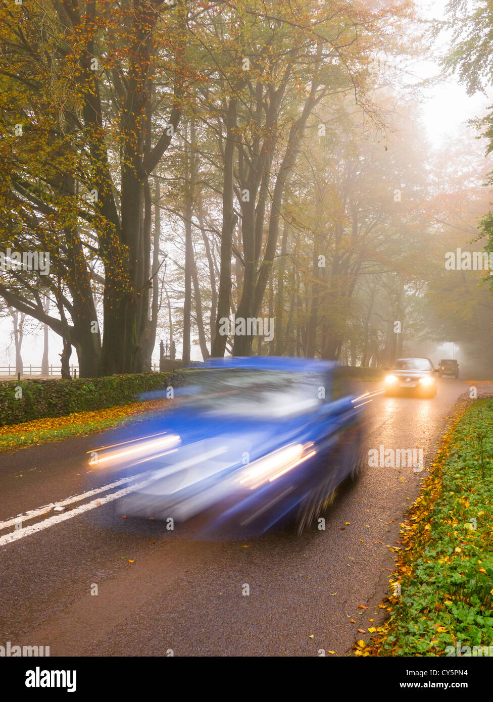 Autos an einem nebligen Landstraße unterwegs. Stockfoto