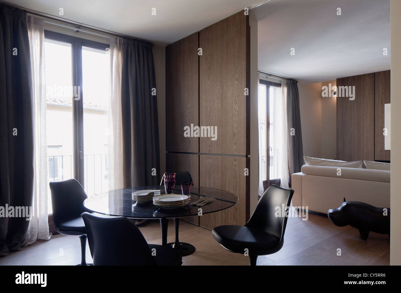 Esszimmer in ein elegantes Apartment in Italien mit C. Eames-Stühle und Tisch schwarz Stockfoto
