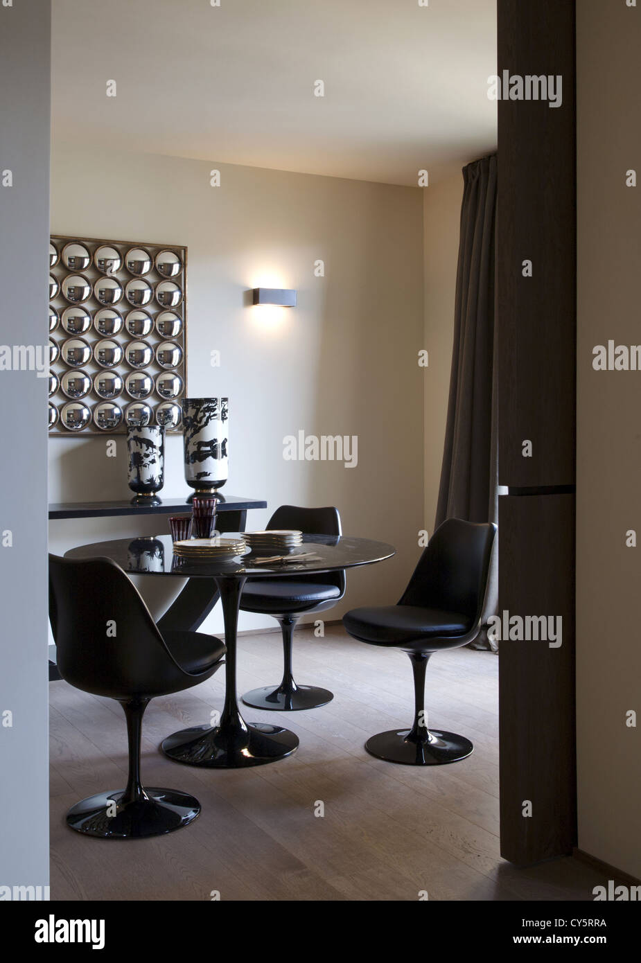 Esszimmer in ein elegantes Apartment in Italien mit C. Eames-Stühle und Tisch schwarz Stockfoto