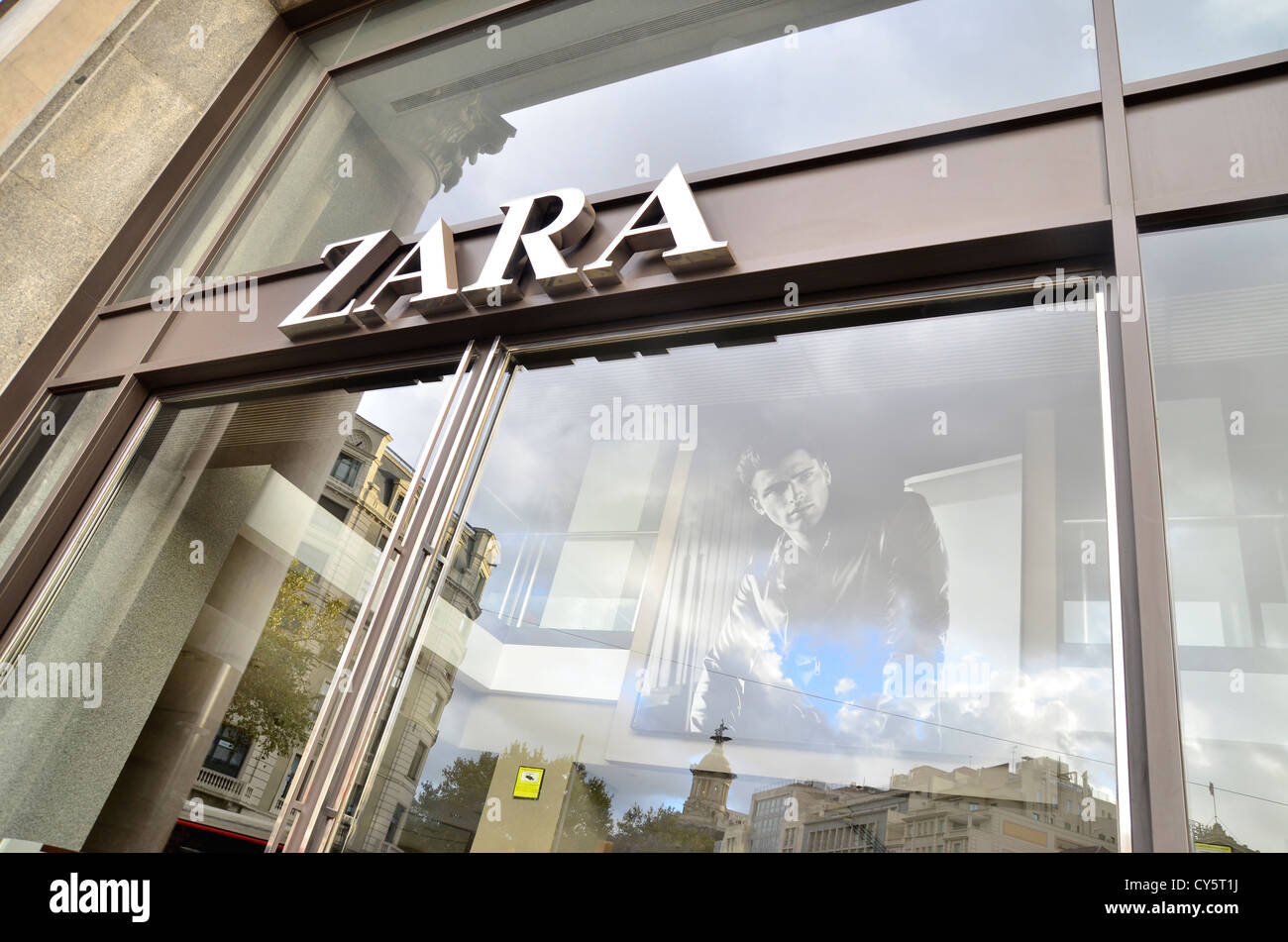 Zara-Logo Zeichen präsentieren-Shop in Passeig Gràcia, Barcelona. Stockfoto