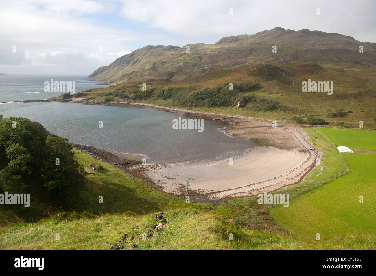 Halbinsel Ardamurchan, Schottland. Malerische Aussicht auf die südliche Küste der Ardamurchan mit Blick auf den Strand von Camas Nan Geall. Stockfoto