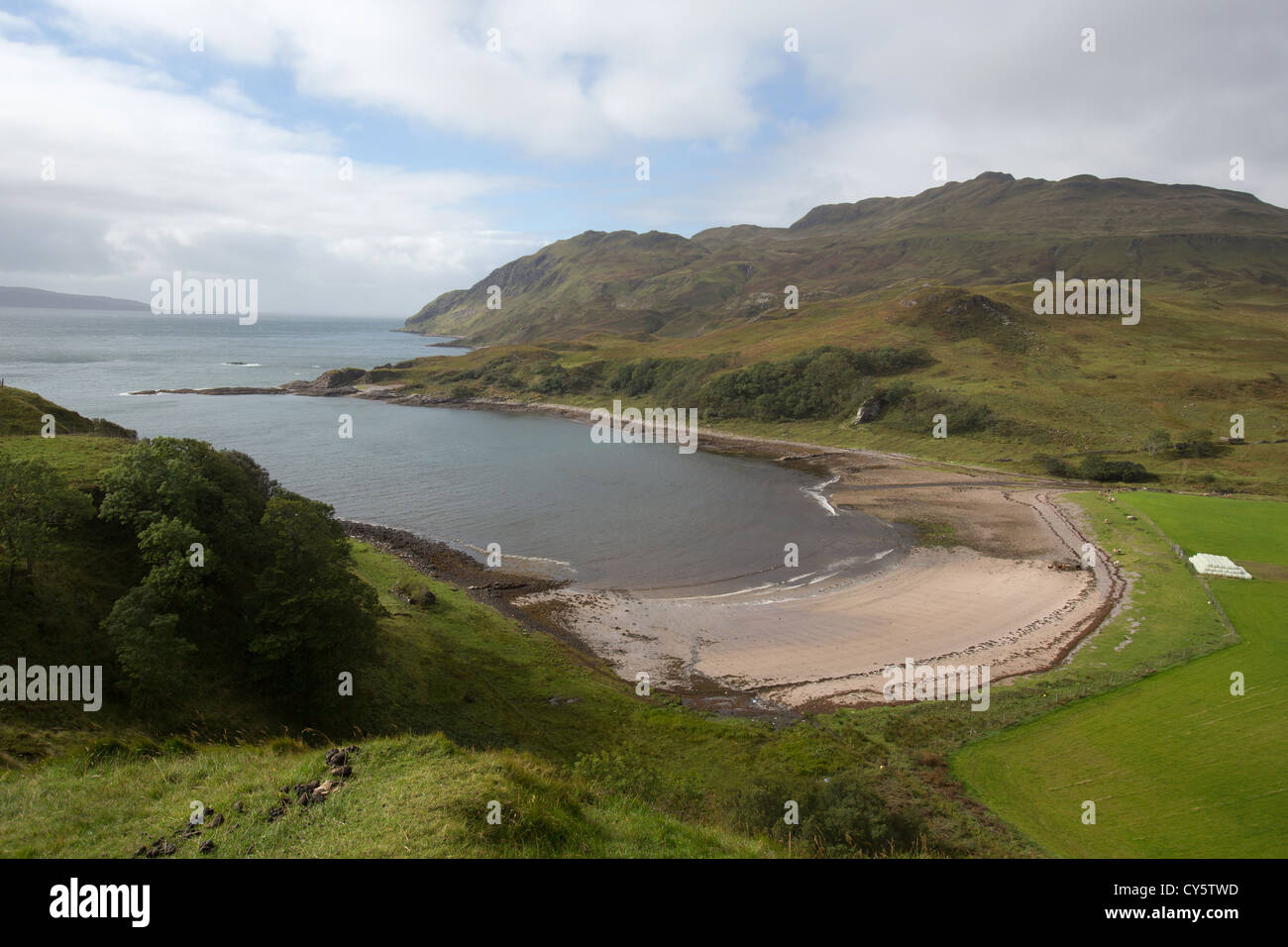Halbinsel Ardamurchan, Schottland. Malerische Aussicht auf die südliche Küste der Ardamurchan mit Blick auf den Strand von Camas Nan Geall. Stockfoto