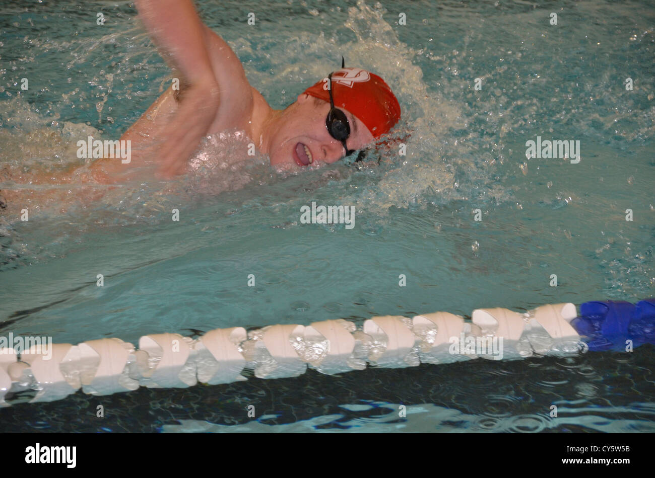 Schwimmer im Schwimmen treffen Stockfoto