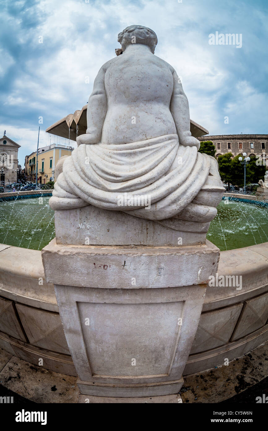 Statue auf einem schönen alten Brunnen im Süden von Italien. Region Apulien Stockfoto