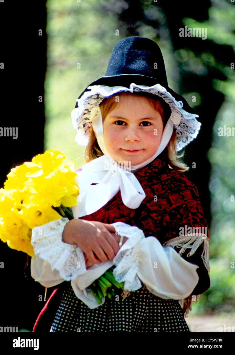 JUNGE MÄDCHEN TRAGEN TRADITIONELLE WALISER NATIONALES KOSTÜM Stockfoto