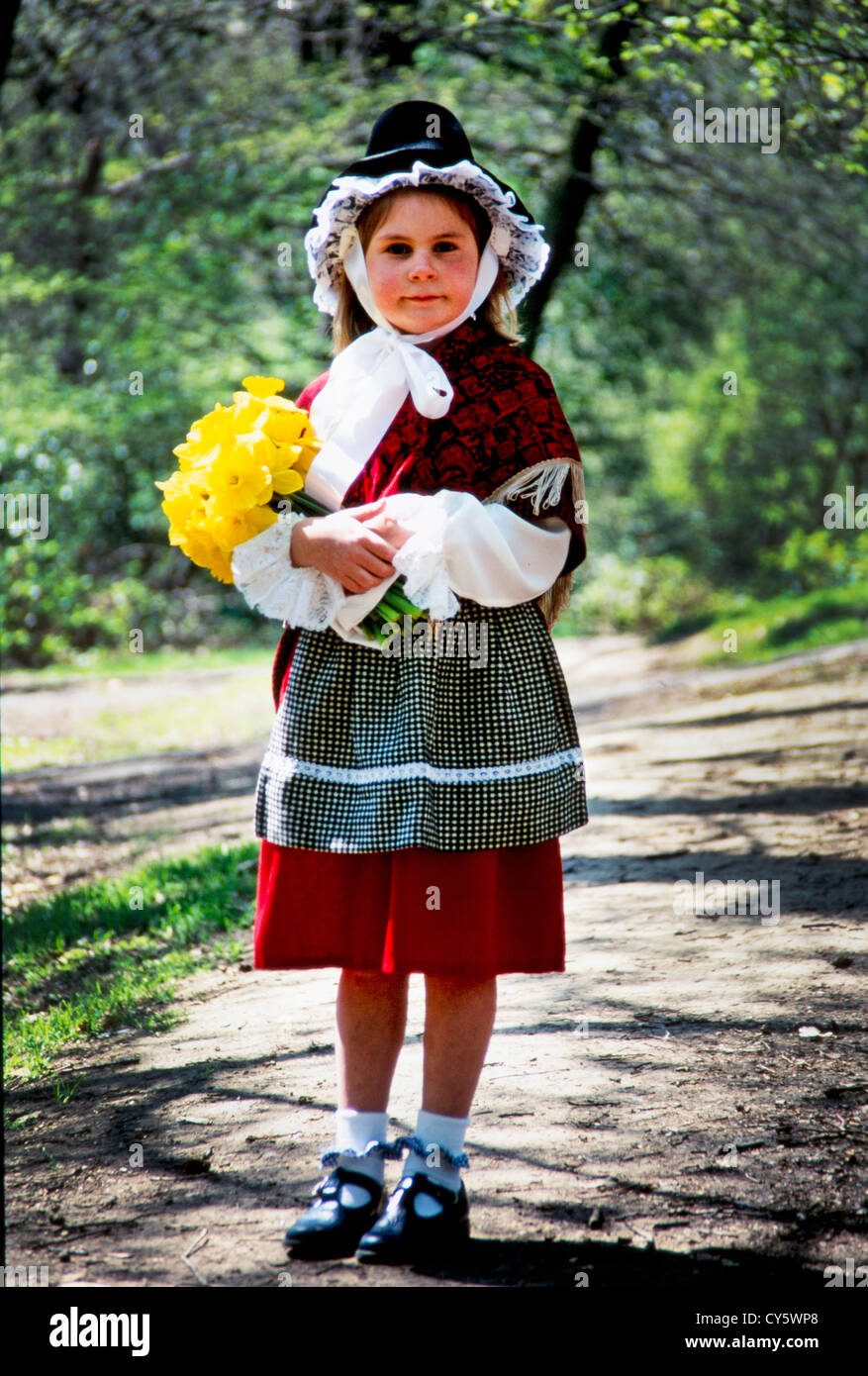 JUNGE MÄDCHEN TRAGEN TRADITIONELLE WALISER NATIONALES KOSTÜM Stockfoto