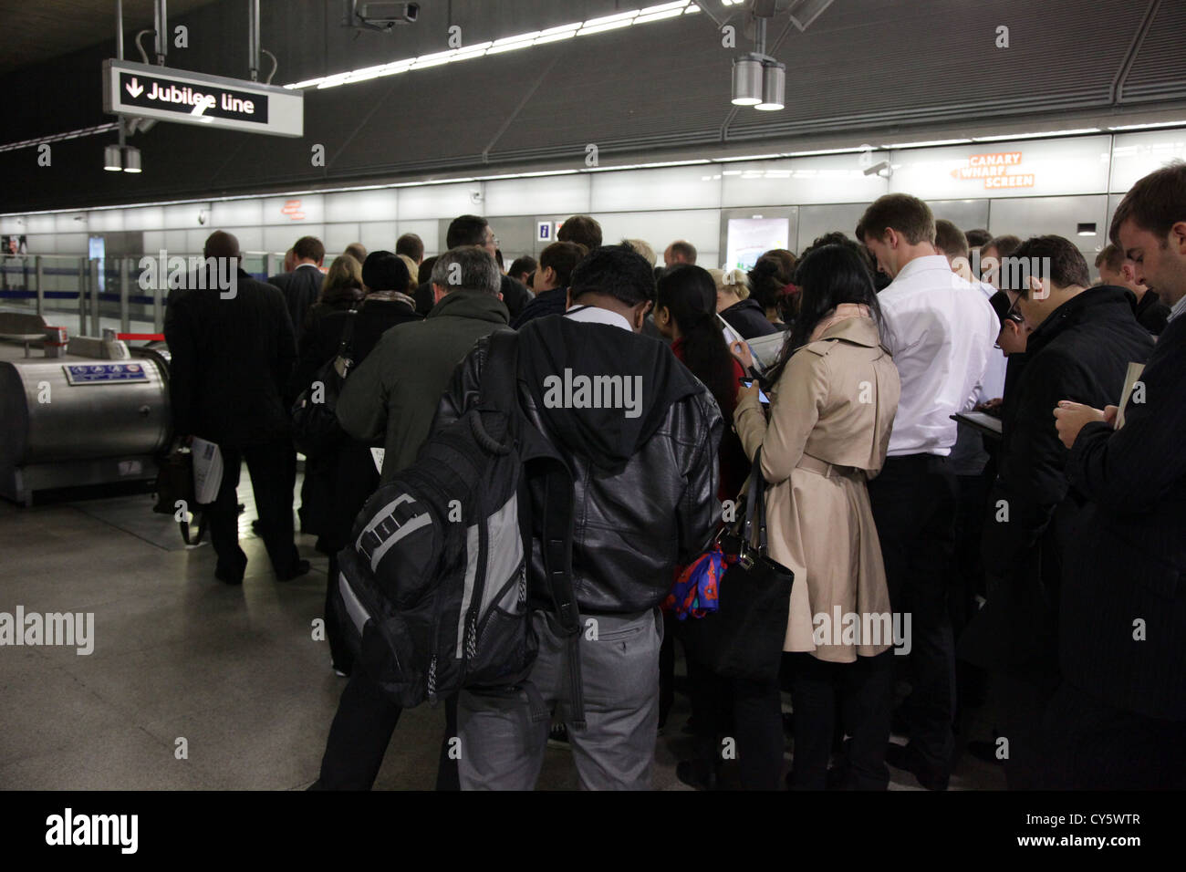 Rohr-Pendler-Warteschlange während der Nachmittag Rush Hour kommt man mit der U-Bahn in Canary Wharf Station Stockfoto