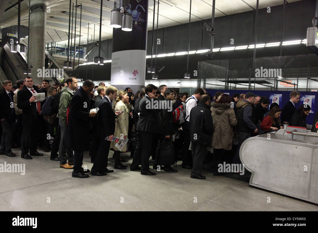 Rohr-Pendler-Warteschlange während der Nachmittag Rush Hour kommt man mit der U-Bahn in Canary Wharf Station Stockfoto