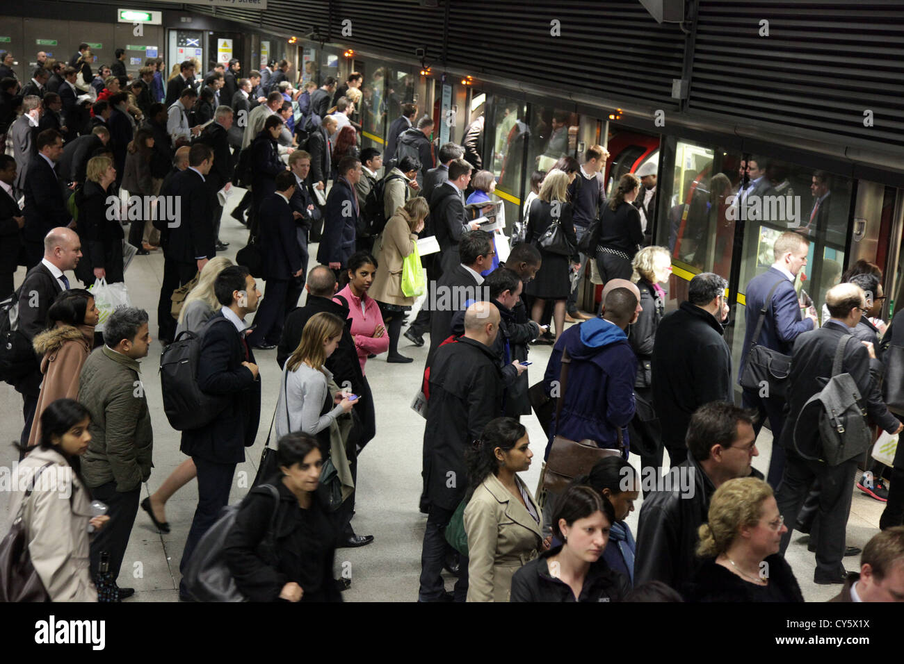 Rohr-Pendler-Warteschlange während der Nachmittag Rush Hour kommt man mit der U-Bahn in Canary Wharf Station Stockfoto