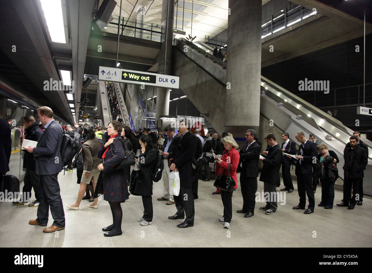Rohr-Pendler-Warteschlange während der Nachmittag Rush Hour kommt man mit der U-Bahn in Canary Wharf Station Stockfoto