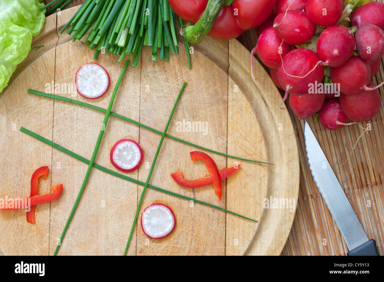 Diät-Konzept gefährlichen Spiel für Gesundheit Tic tac toe Stockfoto