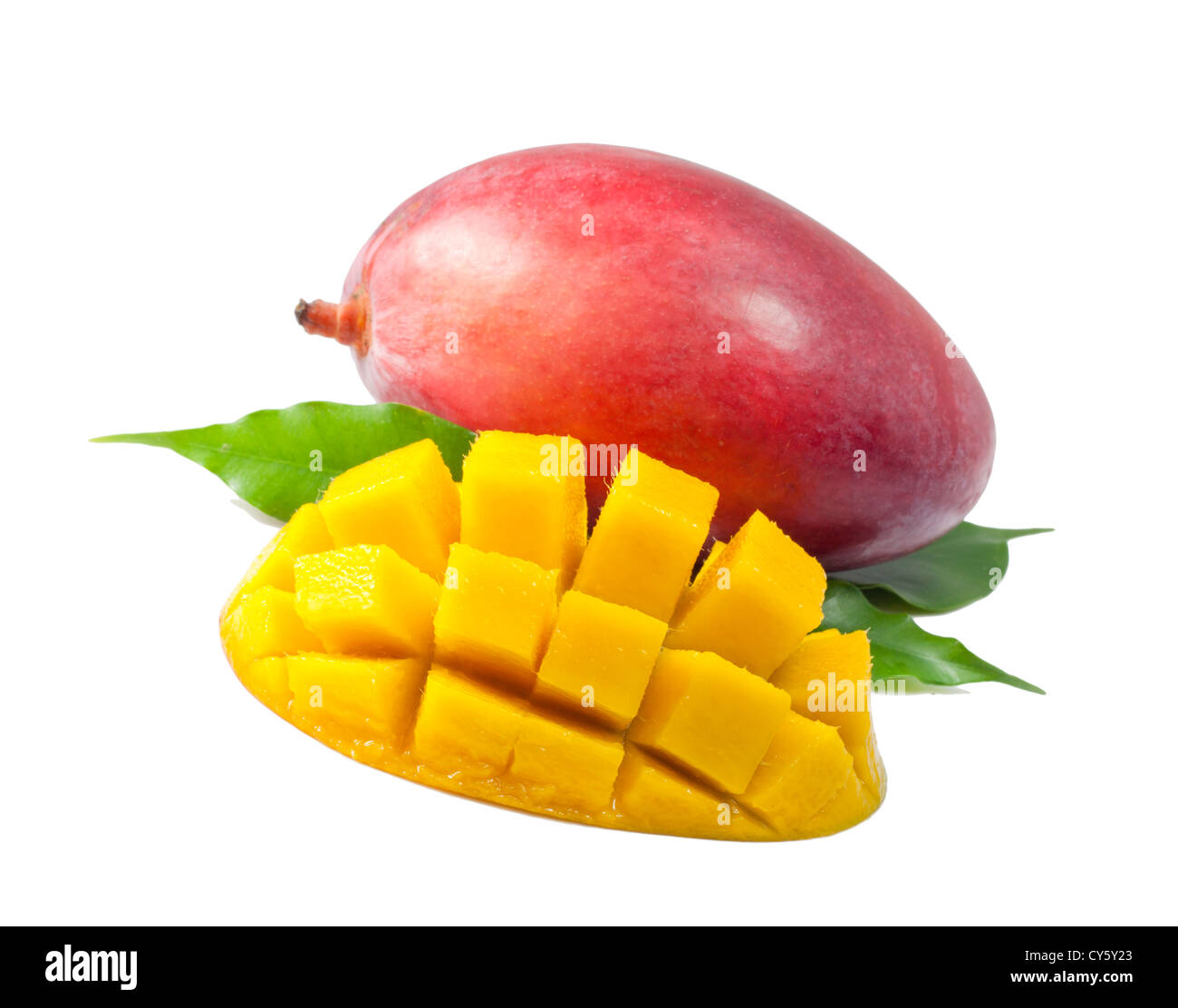 Mango-Frucht mit Blätter auf weißem Hintergrund closeup Stockfoto