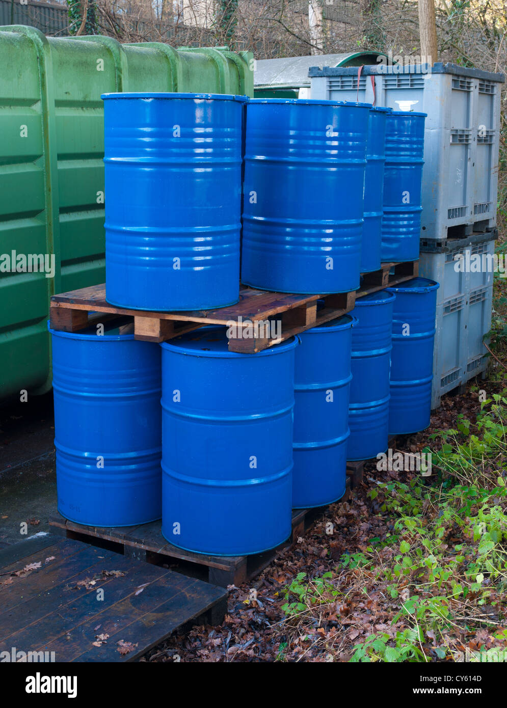 blaue Leere Ölfässer auf einen externen Speicherplatz Stockfoto